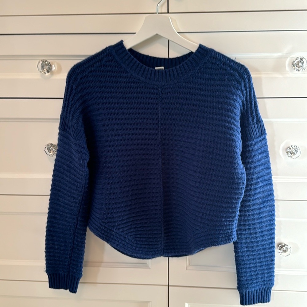 MAX STUDIO COBALT BLUE  AWESOME CROPPED SWEATER, SIZE SMALL WITH SCALLOPED EDGE